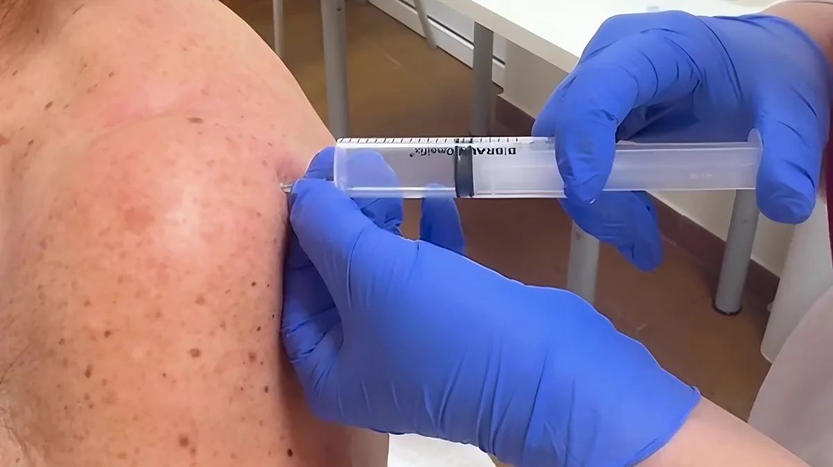 Profesional sanitario realizando una infiltración de hombro