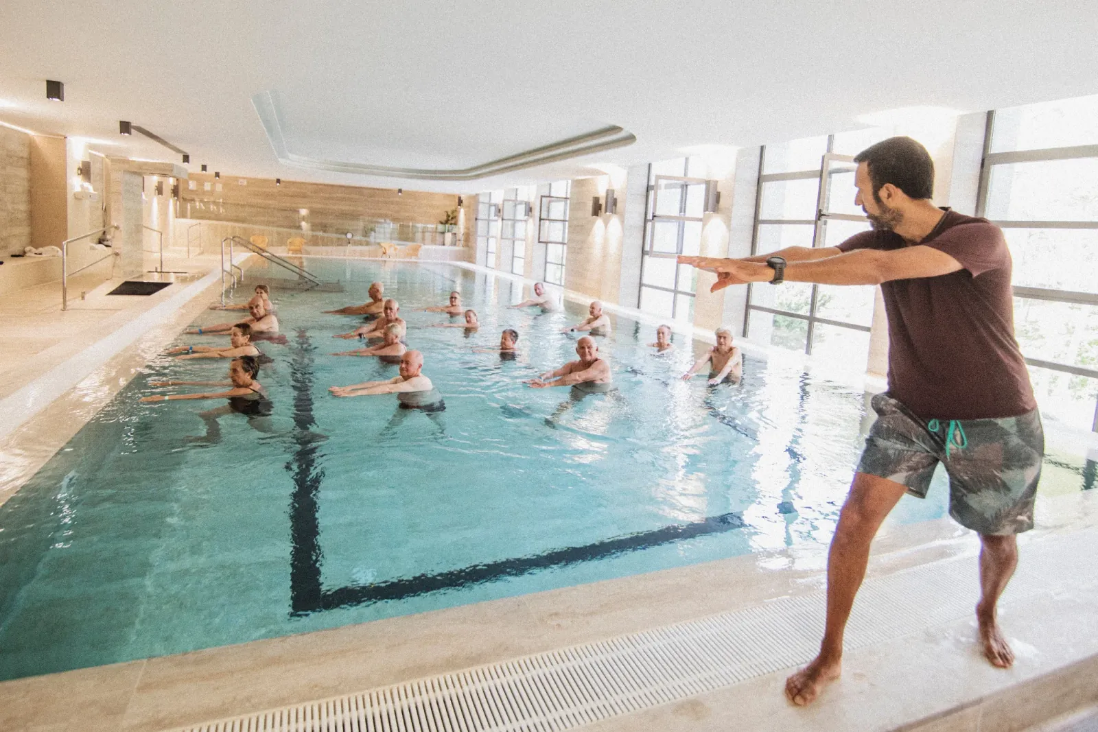 Clase de aquagym en la piscina termal